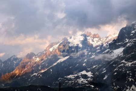 Téléchargez les photos : Nuages spectaculaires et lumière au lever du soleil sur les sommets des Alpes Klein Wellhorn, Engelhorn brut à Grindelwald, Berne, Suisse - en image libre de droit