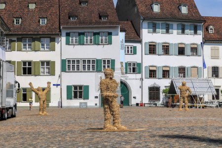 Foto de Basilea, Suiza - 19 de junio de 2023: Figuras de paja mostrando gestos emotivos en la Plaza Munster del evento Art Parcours. - Imagen libre de derechos