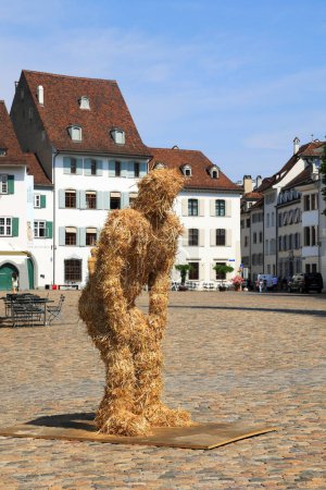 Foto de Basilea, Suiza - 19 de junio de 2023: Figura de paja mostrando gestos emocionales en la Plaza Munster del evento Art Parcours. - Imagen libre de derechos