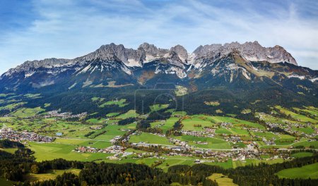 Imagen aérea panorámica de los valles y la famosa cordillera Wilder Kaiser, Kitzbuehel, Tirol, Austria