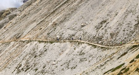 Foto de Dolomitas, Italia - 19 de agosto. 2022: Panorama del Sendero 105 al Tre Cime di Lavaredo. Es una de las caminatas redondas más populares que rodea el hito de los Dolomitas de Three Peaks.. - Imagen libre de derechos