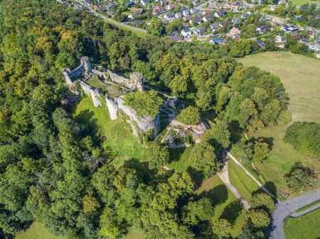 Foto de Vista aérea de las ruinas del Castillo Dorneck en la ciudad de Dornach, Canton Solothum cerca de Basilea, Suiza - Imagen libre de derechos