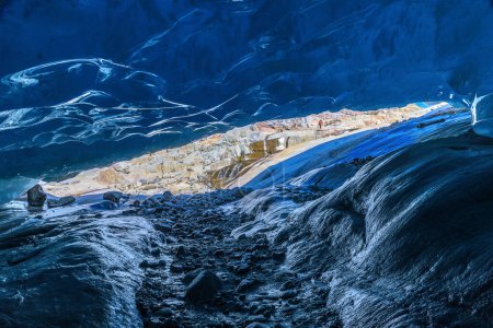 Foto de Cueva de hielo desde el glaciar Aletsch con vistas desde el interior en el valle de Maerjelen, Fiesch, Suiza - Imagen libre de derechos