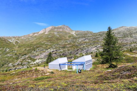Foto de Simplon, Suiza - 10 de agosto de 2023: The Simplon Observatory on the Simplon Pass for astro-amateurs. El marco de metal azul llevará el techo móvil del observatorio al abrirse al cielo nocturno. - Imagen libre de derechos