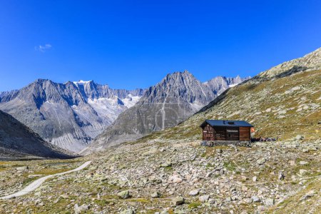 Foto de Fiesch, Suiza, septiembre 08.2023: La cabaña de montaña Gletscherstube en el valle de Maerjelen hasta el Gran Glaciar Aletsch en Fiesch Suiza. Es un alojamiento frecuentado por excursionistas para explorar la zona glaciar. - Imagen libre de derechos