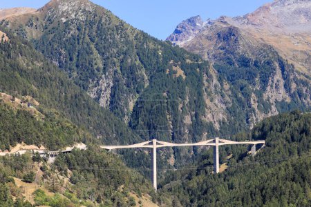 Foto de Vista panorámica del valle de Ganter con el puente de Ganter que conecta Brig y Simplon Pass en la zona de los Alpes suizos - Imagen libre de derechos