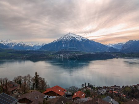Imagen eiral de la montaña Niesen, también llamada como pirámide suiza con reflexión sobre el lago Thun