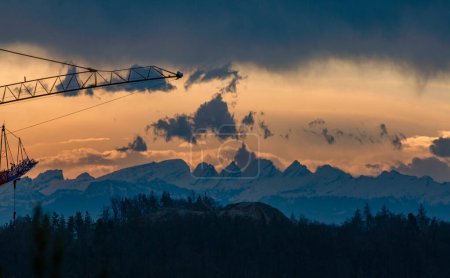 La célèbre chaîne de montagnes Churfirsten avec ses sept sommets formés par l'érosion dans l'ambiance du lever du soleil matinal. 