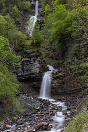La cascada de Diesbach en Diesbach-Betschwanden, Cantón Glarus, Suiza