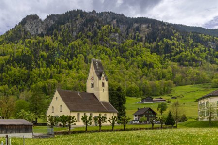 Téléchargez les photos : L'église réformée dans le village de Diesbach-Betschwanden dans le canton de Glarus, Suisse - en image libre de droit