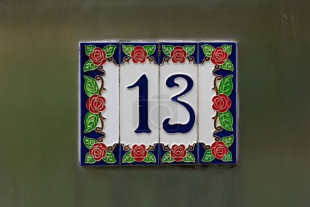 Téléchargez les photos : Maison vintage numéro 13 en faïence à l'entrée d'un mur peint - en image libre de droit