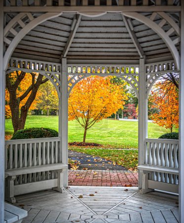 Téléchargez les photos : Un gazebo en bois blanc en automne dans ce parc municipal de Manalapan New Jersey. - en image libre de droit