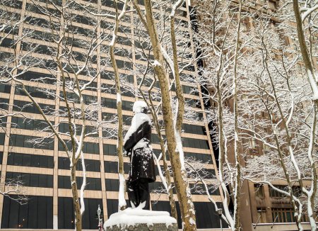 Téléchargez les photos : The snow covered statue of William E Dodge in Bryant Park in Manhattan. - en image libre de droit