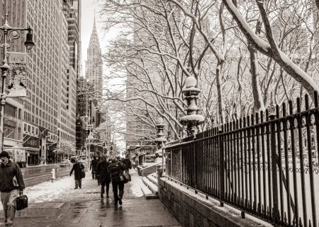 Foto de NEW YORK-FEBRUARY 28 - New Yorkers walk past Bryant Park after fresh snow on February 28 2005 in Manhattan. - Imagen libre de derechos