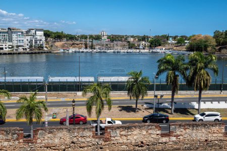 Foto de SANTO DOMINGO - 30 de marzo - Una vista panorámica de las ruinas de la Ciudad Colonial a lo largo del río Obama el 30 de marzo de 2023 en Santo Domingo, República Dominicana. - Imagen libre de derechos