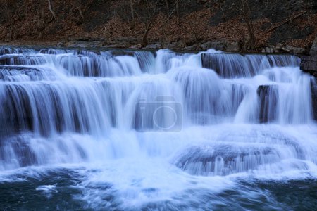 Téléchargez les photos : Une des nombreuses chutes dans le parc d'État de Taughannock dans la région Finger Lakes de New York. - en image libre de droit