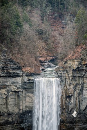 Ein malerischer Blick auf die Taughannock Falls, die höchsten frei fallenden Wasserfälle im Nordosten der Vereinigten Staaten in der Finger Lakes Region im Upstate New York.