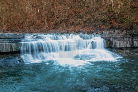 Bewegungsunschärfe der niedrigeren Wasserfälle im Taughannock Falls State Park in der Nähe der Finger Lakes im Upstate New York.