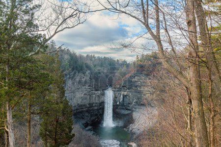 Ein malerischer Blick auf die Taughannock Falls, die höchsten frei fallenden Wasserfälle im Nordosten in der Finger Lakes Region im Upstate New York.