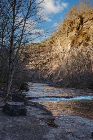 Ein Bach fließt durch die Schlucht im Taughannock Falls State Park in der Finger Lakes Region im Bundesstaat New York.