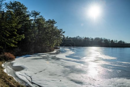 The frozen Mountaintop Lake in Emerald Lakes, una comunidad privada en las montañas Pocono de Pensilvania.