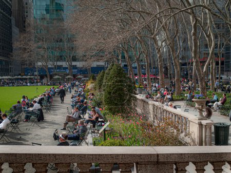 Foto de Nueva York, NY, EE.UU. - 9 de abril de 2008 - Un apretado día de primavera en Bryant Park en el centro de Manhattan. - Imagen libre de derechos