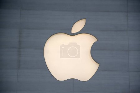 Foto de Singapur- 22 Oct, 2022: Vista del logo de Apple en la pared grande en el Apple Store a lo largo de Orchard Road, Singapur. - Imagen libre de derechos