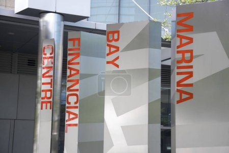 Photo pour Singapour- 6 Nov, 2022 : Vue du Marina Bay Financial Centre situé à Singapour. MBFC offre un mélange de trois tours de bureaux distinguées - image libre de droit
