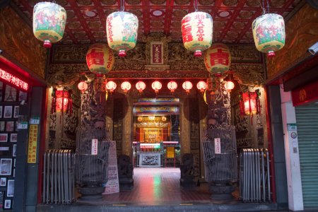 Téléchargez les photos : Taipei, Taiwan- 5 Dec, 2022 : Vue du temple de Taipei Tianhou. C'est un temple historique dédié à la déesse de la mer, Mazu, avec un intérieur décoré et un extérieur coloré. - en image libre de droit