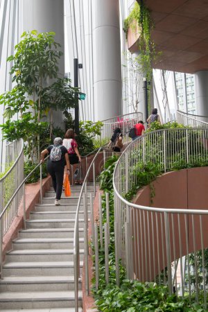 Foto de Singapur: 30 dic., 2022: Vista del Oasis Verde en CapitaSpring Building. Es un jardín al aire libre en el centro del edificio CapitaSpring. - Imagen libre de derechos