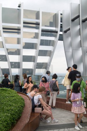 Foto de Singapur: 30 dic., 2022: La gente visita el jardín en la azotea del CapitaSpring Building que consta de una terraza del observatorio y un jardín en la azotea. - Imagen libre de derechos