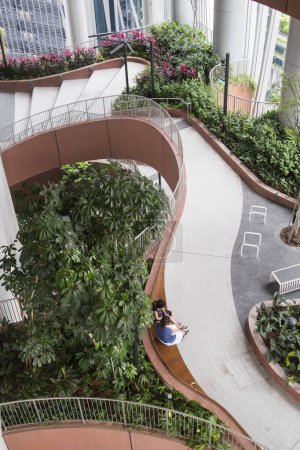Téléchargez les photos : Singapour- 30 Dec, 2022 : Vue de l'oasis verte à CapitaSpring Building. C'est un jardin extérieur au milieu du bâtiment CapitaSpring. - en image libre de droit