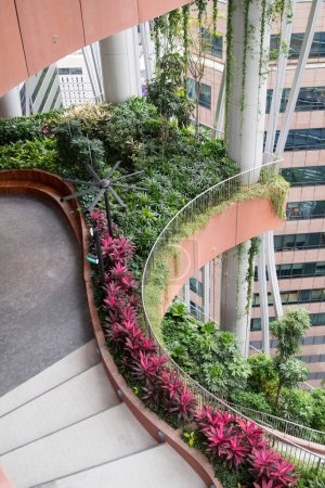 Foto de Singapur: 30 dic., 2022: Vista del Oasis Verde en CapitaSpring Building. Es un jardín al aire libre en el centro del edificio CapitaSpring. - Imagen libre de derechos