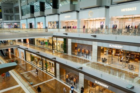 Foto de Singapore- 4 Jan, 2023: Interior architecture of The Shoppes at Marina Bay Sands, Singapore. The mall is is one of Singapore's largest luxury shopping malls. - Imagen libre de derechos