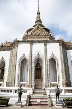 Téléchargez les photos : Temple Phra Viharn Yod au complexe Grand Palace à Bangkok. Le bâtiment est utilisé comme chapelle pour les moines bouddhistes - en image libre de droit