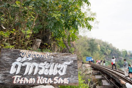 Téléchargez les photos : Kanchanaburi, Thaïlande- 16 février 2023 : Le pont construit au-dessus de la rivière Kwai du chemin de fer de la mort à Kanchanaburi. Plus de 90 000 civils asiatiques sont morts pour construire le chemin de fer pendant la Seconde Guerre mondiale. - en image libre de droit