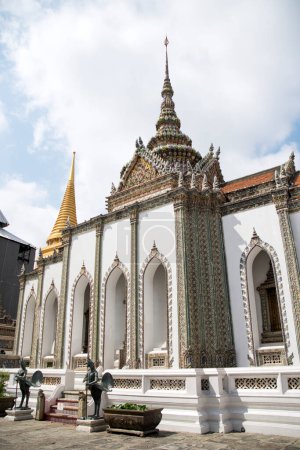 Téléchargez les photos : Temple Phra Viharn Yod au complexe Grand Palace à Bangkok. Le bâtiment est utilisé comme chapelle pour les moines bouddhistes. - en image libre de droit
