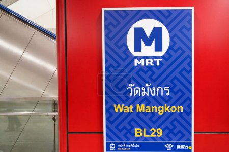 Foto de Bangkok, Tailandia- 13 Feb, 2023: Estación Wat Mangkon de Bangkok Estación MRT de tránsito rápido en la Línea Azul. Es considerado como una de las cuatro estaciones de MRT más bellas - Imagen libre de derechos