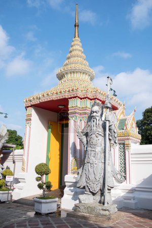 Foto de Claustro del Templo Wat Pho con Estatua de Guardián Chino en Bangkok - Imagen libre de derechos