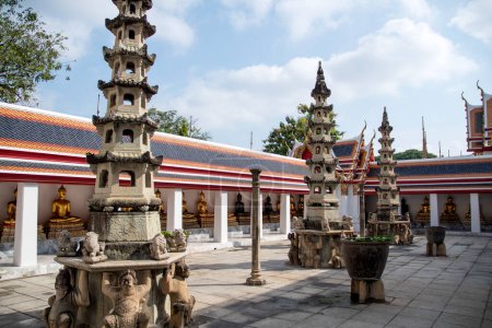 Foto de Phra Rabiang en el Wat Pho, Bangkok. Se compone de claustros con diferentes imágenes de Buda del período Rama I. - Imagen libre de derechos