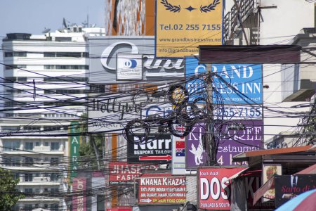 Foto de Bangkok, Tailandia- 12 Feb, 2023: Muchos letreros coloridos para la publicidad cuelgan en el bullicio a lo largo del distrito Sukhumvit del centro de Bangkok. - Imagen libre de derechos