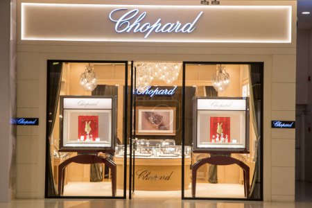 Foto de Bangkok, Tailandia- 15 Feb, 2023: Tienda Chopard en Siam Paragon, Bangkok. Es un fabricante suizo y minorista de relojes de lujo - Imagen libre de derechos