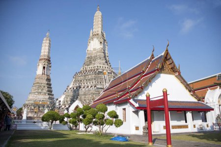 Foto de Bangkok, Thailand- 14 Feb, 2023: Wat Arun or Temple of Dawn is a Buddhist temple in Bangkok. Wat Arun is among the best known of Thailand landmark rk - Imagen libre de derechos