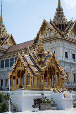 Téléchargez les photos : Phra Tinang Aporn Pavillon Phimok Prasat dans le Grand Palais à Bangkok. Le palais est la résidence officielle des rois du Siam depuis 1782 - en image libre de droit