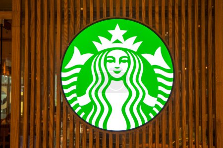Foto de Bangkok, Tailandia- 15 Feb, 2023: Tienda Starbuck en Siam Paragon, Bangkok. Starbuck es una cadena multinacional americana de cafés - Imagen libre de derechos