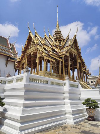 Téléchargez les photos : Phra Tinang Aporn Pavillon Phimok Prasat dans le Grand Palais à Bangkok. Le palais est la résidence officielle des rois du Siam depuis 1782 - en image libre de droit