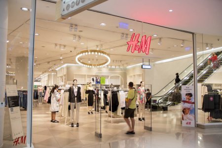 Téléchargez les photos : Bangkok, Thaïlande 12 Feb, 2023 : H & M magasin de mode de détail à Siam Paragon, Bangkok. H & M Group est une multinationale de l'habillement basée en Suède - en image libre de droit