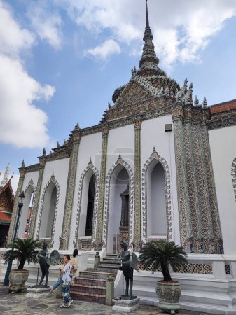 Téléchargez les photos : Bangkok, Thaïlande- 13 Feb, 2023 : Temple Phra Viharn Yod au complexe Grand Palace à Bangkok. Le bâtiment est utilisé comme chapelle pour les moines bouddhistes. - en image libre de droit