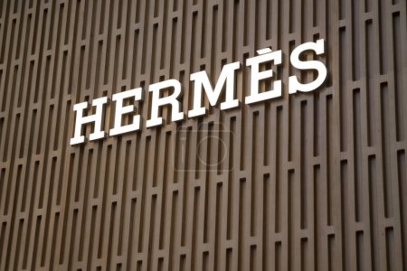 Téléchargez les photos : Bangkok, Thaïlande- 15 Feb, 2023 : Hermès magasin à Siam Paragon, Bangkok. La marque de vêtements haut de gamme et d'articles de luxe Hermes a été fondée en 1837 à Paris. - en image libre de droit