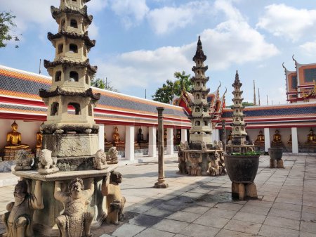 Foto de Phra Rabiang en el Wat Pho, Bangkok. Se compone de claustros con diferentes imágenes de Buda del período Rama I. - Imagen libre de derechos